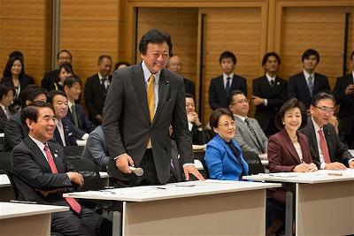 Nghị sĩ Đảng Dân chủ Shyu Watanabe chất vấn đức Đạt Lai Lạt Ma tại tòa Quốc hội, Tokyo, Nhật Bản (Ảnh Jigme Choephel)