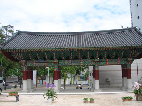 Cổng tam quan chùa Tào Khê
